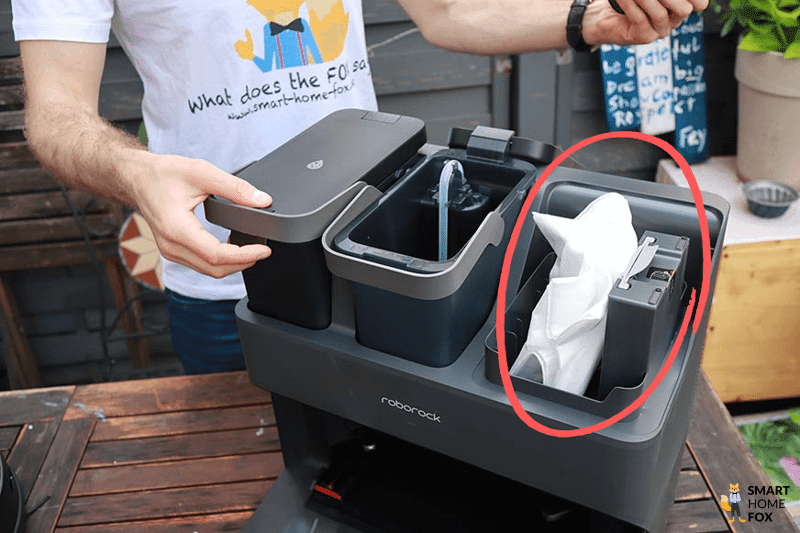 Отверстие для всасывания на станции Roborock S7 MaxV Ultra крупным планом